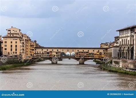 Ponte Vecchio, En Historisk Smultronplats Över Arno Floden!