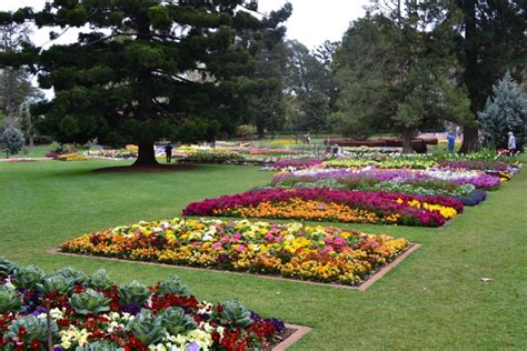  Queen's Park Gardens: En Floristisk Oas mitt i den Storslagna Staden Queens