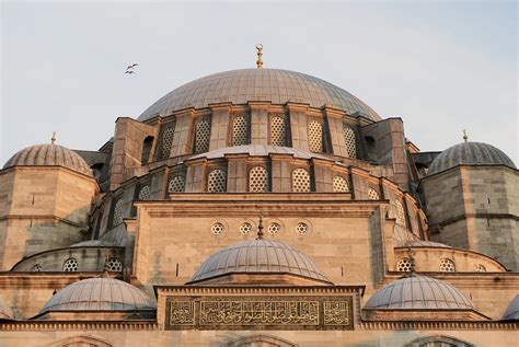  Ulu Cami! En arkitektonisk pärla som strålar historia